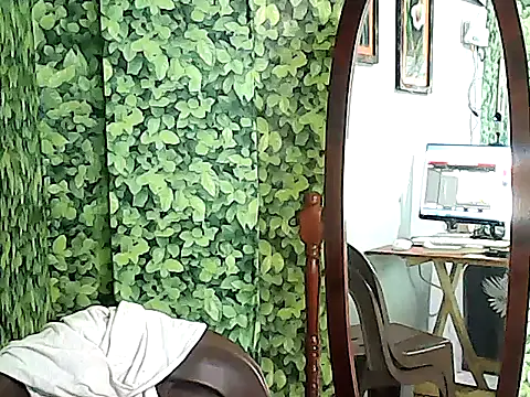 Snapshot of yummy_21xxx chatting on 10/21/25, 12:33 yummy 21xxx online show from 10/21/25, 12:33