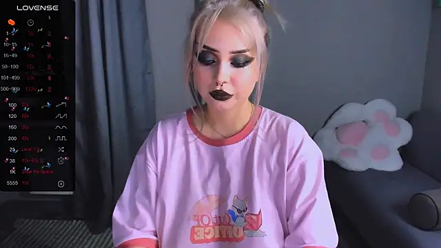 MonaLauu online show from 11/29/25, 08:23