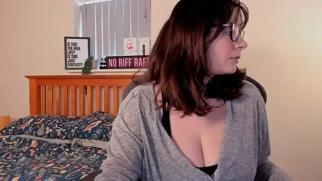 Snapshot of LucieWinters_UK chatting on 01/06/25, 12:35 LucieWinters UK online show from 01/06/25, 12:35