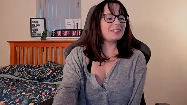 Snapshot of LucieWinters_UK chatting on 01/06/25, 03:40 LucieWinters UK online show from 01/06/25, 03:40