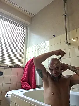 Ladyshaker82 online show from 11/08/25, 02:39