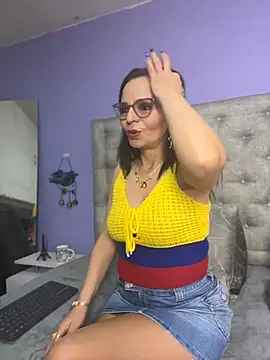 Snapshot of Miss_ellien chatting on 06/25/26, 01:27 Miss ellien online show from 06/25/26, 01:27