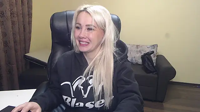 Snapshot of KandyHellenx chatting on 01/15/26, 05:12 KandyHellenx online show from 01/15/26, 05:12