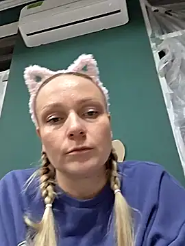 Snapshot of Bondgirl_013 chatting on 03/08/26, 04:44 Bondgirl 013 online show from 03/08/26, 04:44