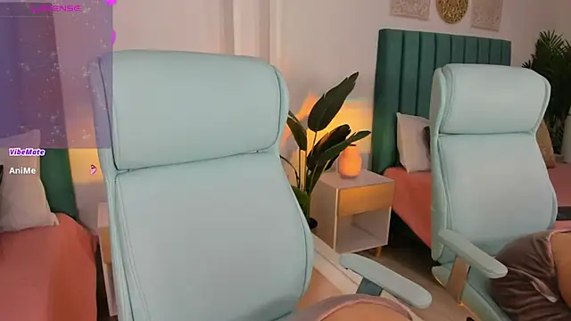 Snapshot of amy-thomson1 chatting on 10/27/25, 12:20 amy-thomson1 online show from 10/27/25, 12:20