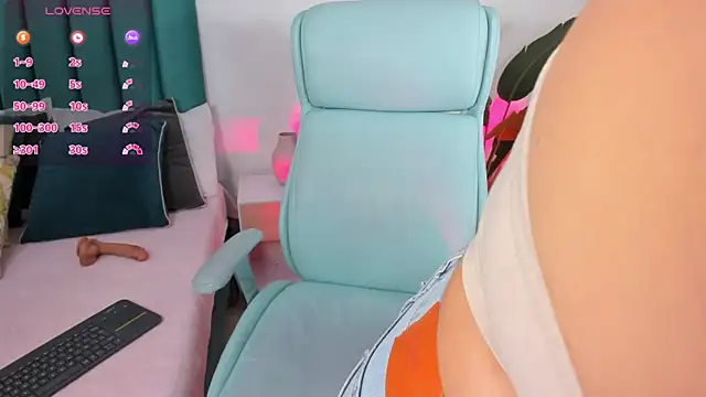 Snapshot of amy-thomson1 chatting on 11/03/25, 12:17 amy-thomson1 online show from 11/03/25, 12:17