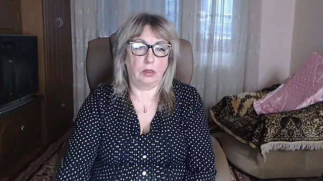 Snapshot of Kallliina chatting on 12/22/25, 08:22 Kallliina online show from 12/22/25, 08:22