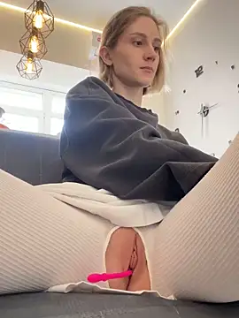 Snapshot of Feral_berry_8133 chatting on 02/25/25, 12:34 Feral berry 8133 online show from 02/25/25, 12:34