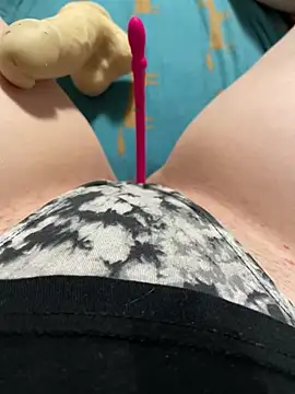 Snapshot of katcclovea chatting on 03/15/25, 04:54 katcclovea online show from 03/15/25, 04:54