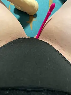 Snapshot of katcclovea chatting on 03/21/25, 04:40 katcclovea online show from 03/21/25, 04:40