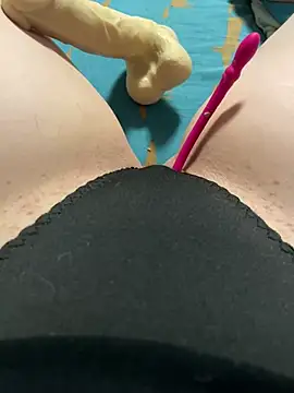 Snapshot of katcclovea chatting on 03/22/25, 04:04 katcclovea online show from 03/22/25, 04:04