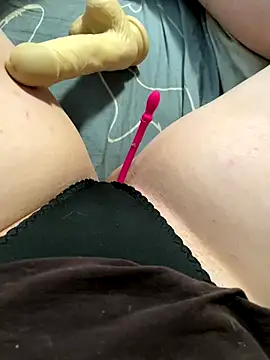 Snapshot of katcclovea chatting on 11/03/25, 04:36 katcclovea online show from 11/03/25, 04:36