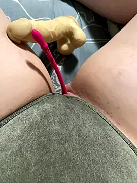 Snapshot of katcclovea chatting on 11/30/25, 01:59 katcclovea online show from 11/30/25, 01:59