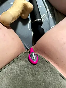 Snapshot of katcclovea chatting on 12/04/25, 05:21 katcclovea online show from 12/04/25, 05:21