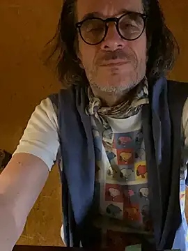 Snapshot of GioApri chatting on 03/21/25, 10:39 GioApri online show from 03/21/25, 10:39