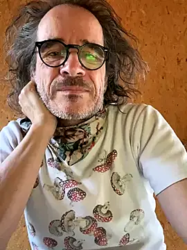 Snapshot of GioApri chatting on 11/18/25, 09:58 GioApri online show from 11/18/25, 09:58