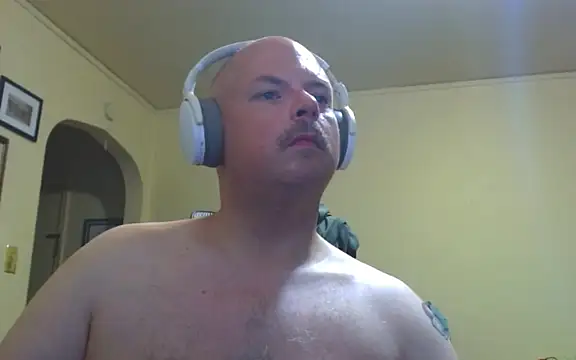 Snapshot of fuckmechuck chatting on 09/13/25, 05:51 fuckmechuck online show from 09/13/25, 05:51