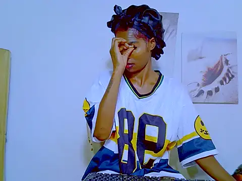 MissParis26 online show from 02/21/25, 01:00