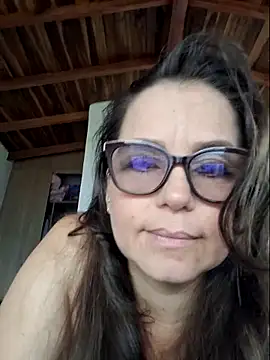 Snapshot of MariaPau_83 chatting on 05/27/26, 04:37 MariaPau 83 online show from 05/27/26, 04:37