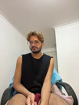 Snapshot of peterannaud chatting on 09/20/25, 03:13 peterannaud online show from 09/20/25, 03:13