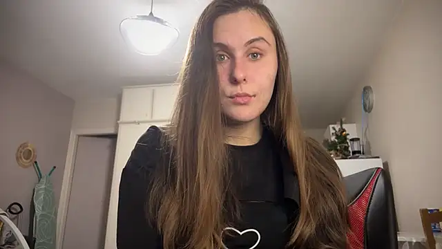 Snapshot of Emma_just chatting on 12/15/24, 12:06 Emma just online show from 12/15/24, 12:06