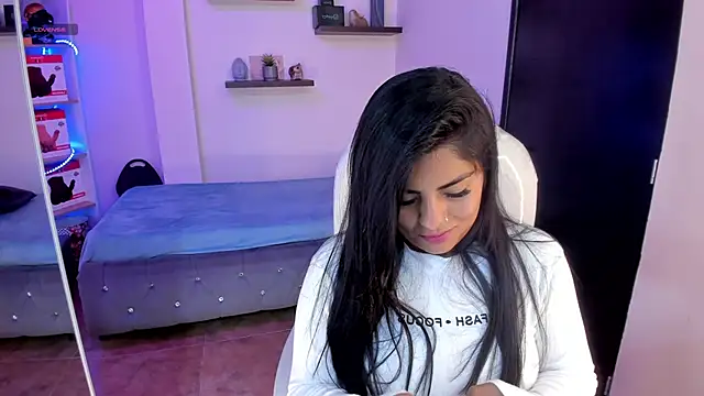 Snapshot of Catalinaa_martinez chatting on 12/13/24, 05:21 Catalinaa martinez online show from 12/13/24, 05:21