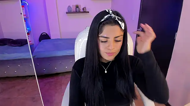 Snapshot of Catalinaa_martinez chatting on 12/18/24, 06:35 Catalinaa martinez online show from 12/18/24, 06:35