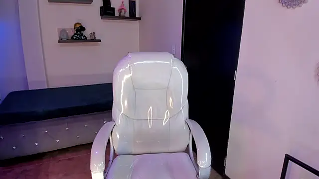 Snapshot of Catalinaa_martinez chatting on 02/11/25, 07:27 Catalinaa martinez online show from 02/11/25, 07:27