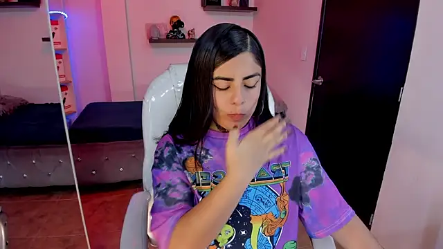 Snapshot of Catalinaa_martinez chatting on 02/21/25, 08:38 Catalinaa martinez online show from 02/21/25, 08:38