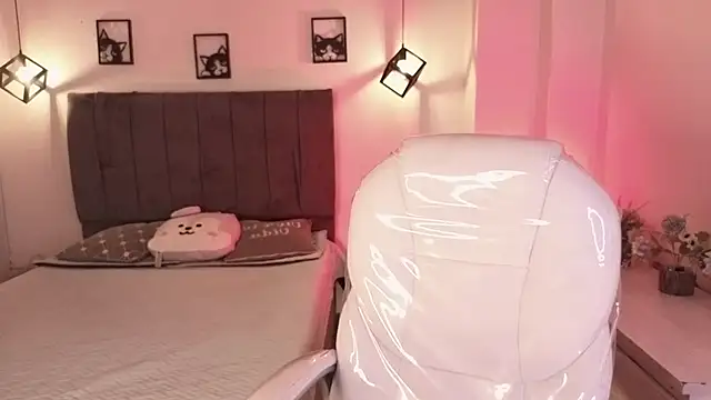 Snapshot of Catalinaa_martinez chatting on 10/13/25, 03:28 Catalinaa martinez online show from 10/13/25, 03:28