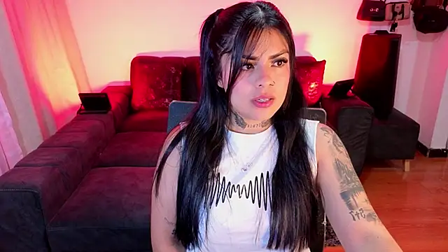 Snapshot of Catalinaa_martinez chatting on 12/18/25, 09:43 Catalinaa martinez online show from 12/18/25, 09:43