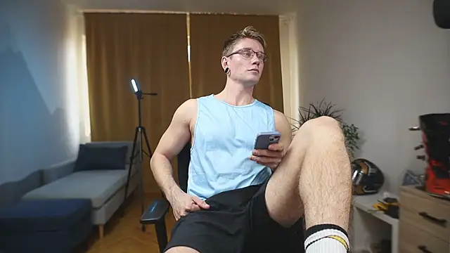 Snapshot of kevin-park chatting on 10/31/25, 11:44 kevin-park online show from 10/31/25, 11:44