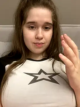 Snapshot of HornyGirlH chatting on 11/17/25, 11:32 HornyGirlH online show from 11/17/25, 11:32