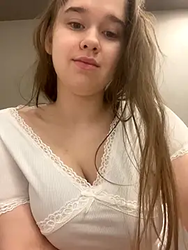 Snapshot of HornyGirlH chatting on 12/16/25, 02:05 HornyGirlH online show from 12/16/25, 02:05