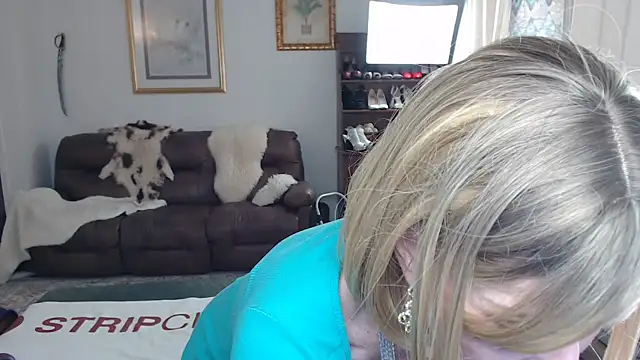 Snapshot of SindeeDix chatting on 10/22/25, 07:13 SindeeDix online show from 10/22/25, 07:13