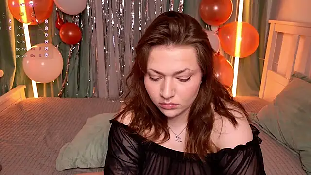 Snapshot of Evahadson chatting on 11/21/25, 09:57 Evahadson online show from 11/21/25, 09:57