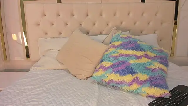 Meghan stonne  online show from 11/30/25, 07:07