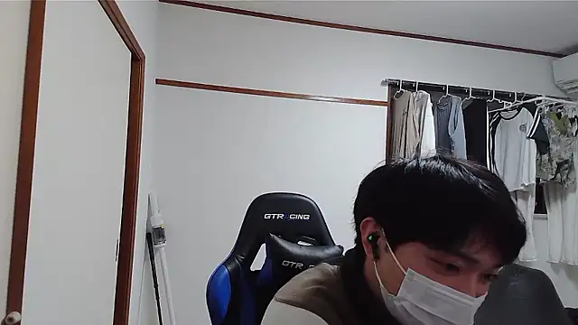 Snapshot of pychan chatting on 12/20/25, 02:46 pychan online show from 12/20/25, 02:46