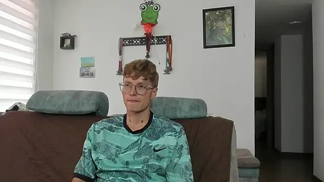 Snapshot of A_sexy_couple__ chatting on 09/19/25, 07:03 A sexy couple   online show from 09/19/25, 07:03