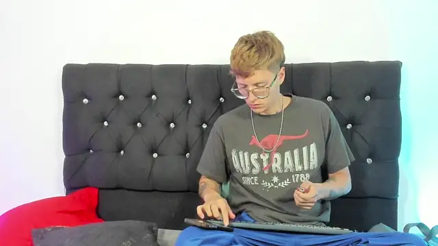 Snapshot of A_sexy_couple__ chatting on 10/05/25, 01:59 A sexy couple   online show from 10/05/25, 01:59