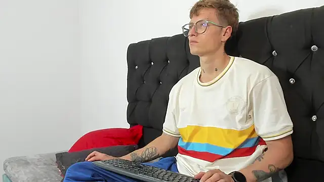 Snapshot of A_sexy_couple__ chatting on 10/05/25, 09:13 A sexy couple   online show from 10/05/25, 09:13