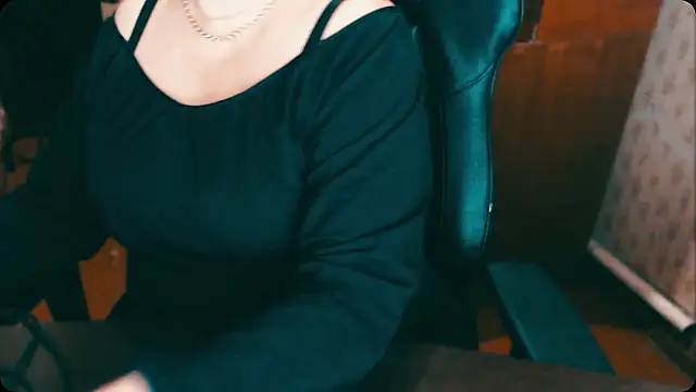 Snapshot of AlisaHot55 chatting on 12/13/24, 10:19 AlisaHot55 online show from 12/13/24, 10:19