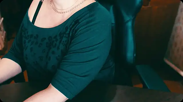 Snapshot of AlisaHot55 chatting on 12/30/24, 10:01 AlisaHot55 online show from 12/30/24, 10:01