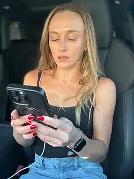 Snapshot of lunagirl13 chatting on 07/06/26, 11:51 lunagirl13 online show from 07/06/26, 11:51