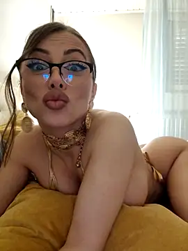 Snapshot of TamaraSavage chatting on 03/11/25, 12:28 TamaraSavage online show from 03/11/25, 12:28