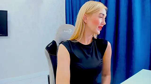 Snapshot of HotyPlays chatting on 01/11/25, 04:57 HotyPlays online show from 01/11/25, 04:57