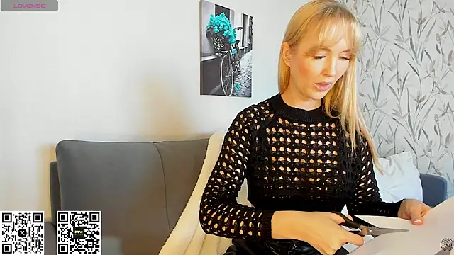 Snapshot of HotyPlays chatting on 09/14/25, 12:15 HotyPlays online show from 09/14/25, 12:15