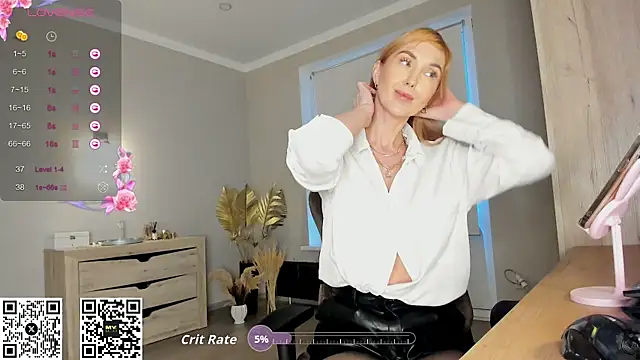 Snapshot of HotyPlays chatting on 10/16/25, 02:18 HotyPlays online show from 10/16/25, 02:18