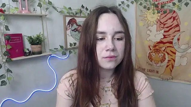 Snapshot of VeryVeryVeryShy_ chatting on 04/18/26, 05:44 VeryVeryVeryShy online show from 04/18/26, 05:44