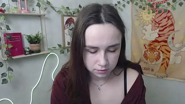 Snapshot of VeryVeryVeryShy_ chatting on 04/21/26, 05:36 VeryVeryVeryShy online show from 04/21/26, 05:36